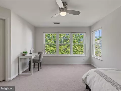 Bedroom - 43036 Hedgeapple Ct, Ashburn, VA 20147 photo 5 of 8