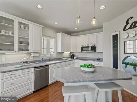 Kitchen - 43036 Hedgeapple Ct, Ashburn, VA 20147 photo 2 of 4