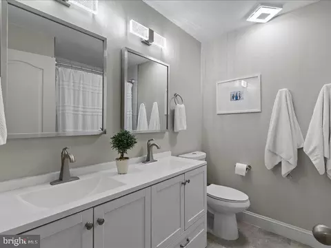 Bath - 43036 Hedgeapple Ct, Ashburn, VA 20147 photo 8 of 9
