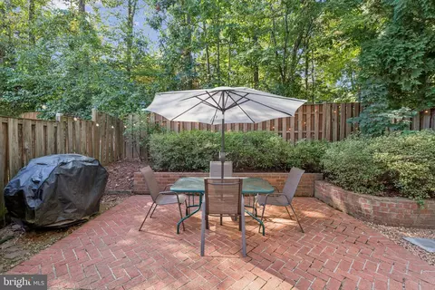 Exterior - 33 Devon Ct, Sterling, VA 20165 photo 3 of 7