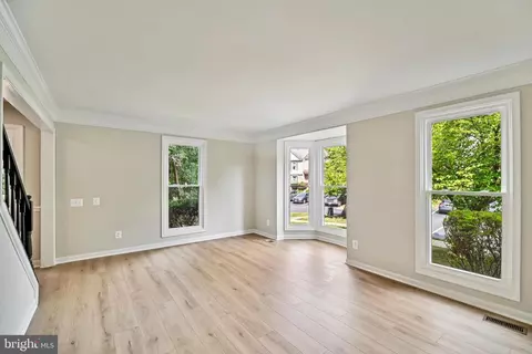 Living - 43866 Laburnum Sq, Ashburn, VA 20147 photo 3 of 7
