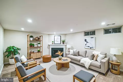 Living - 43866 Laburnum Sq, Ashburn, VA 20147 photo 5 of 7