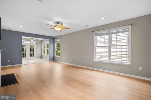 Living - 44357 Sunset Maple Dr, Ashburn, VA 20147 photo 4 of 6