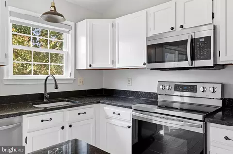 Kitchen - 13 Braxton Dr, Sterling, VA 20165 photo 2 of 3