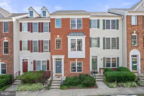 42843 Sykes Ter, Chantilly, VA 20152