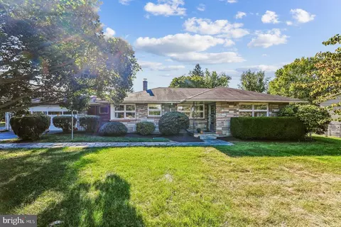 221 S Maple Ave, Purcellville, VA 20132