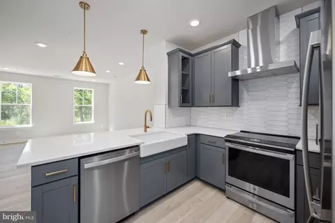 Kitchen - 44579 Strabane Ter, Ashburn, VA 20147 photo 4 of 4