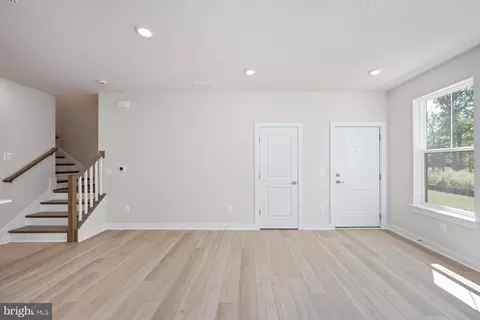 Living - 44579 Strabane Ter, Ashburn, VA 20147 photo 5 of 6