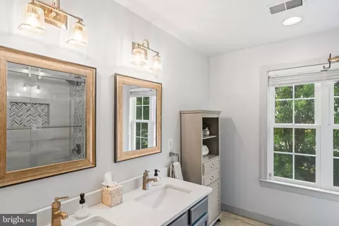 Bath - 23251 Christopher Thomas Ln, Brambleton, VA 20148 photo 3 of 7