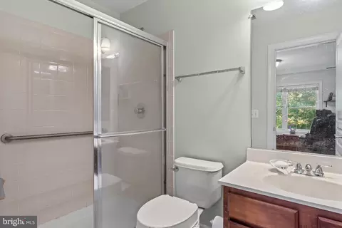 Bath - 23251 Christopher Thomas Ln, Brambleton, VA 20148 photo 5 of 7
