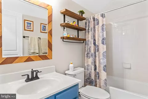 Bath - 23251 Christopher Thomas Ln, Brambleton, VA 20148 photo 4 of 7