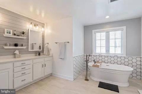 Bath - 23251 Christopher Thomas Ln, Brambleton, VA 20148 photo 2 of 7