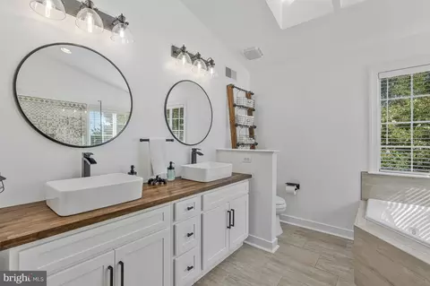 Bath - 20666 Coppersmith Dr, Ashburn, VA 20147 photo 4 of 6