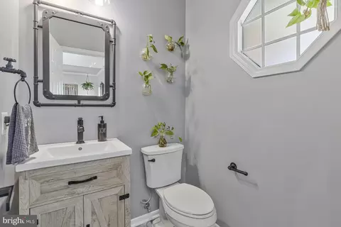 Entry Way - 20666 Coppersmith Dr, Ashburn, VA 20147 photo 4 of 9