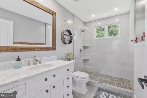 Bath - 20666 Coppersmith Dr, Ashburn, VA 20147 photo 1 of 6