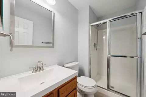 Bath - 43247 Clearnight Ter, Ashburn, VA 20147 photo 1 of 4