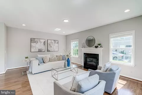 Living - 21899 Knob Hill Pl, Ashburn, VA 20148 photo 6 of 15