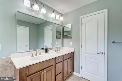 Entry Way - 21899 Knob Hill Pl, Ashburn, VA 20148 photo 2 of 5