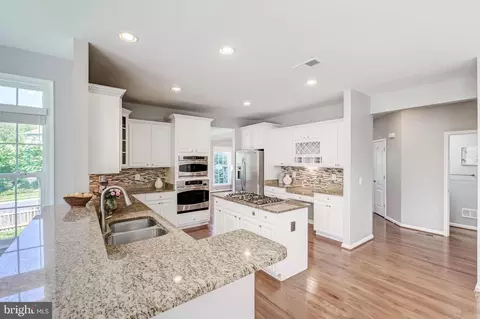 Kitchen - 21899 Knob Hill Pl, Ashburn, VA 20148 photo 4 of 6