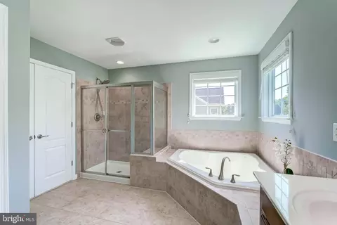 Bath - 21899 Knob Hill Pl, Ashburn, VA 20148 photo 2 of 4