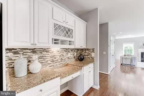 Kitchen - 21899 Knob Hill Pl, Ashburn, VA 20148 photo 5 of 6