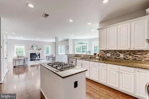 Kitchen - 21899 Knob Hill Pl, Ashburn, VA 20148 photo 3 of 6