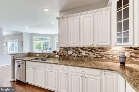Kitchen - 21899 Knob Hill Pl, Ashburn, VA 20148 photo 6 of 6