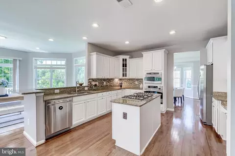 Kitchen - 21899 Knob Hill Pl, Ashburn, VA 20148 photo 1 of 6