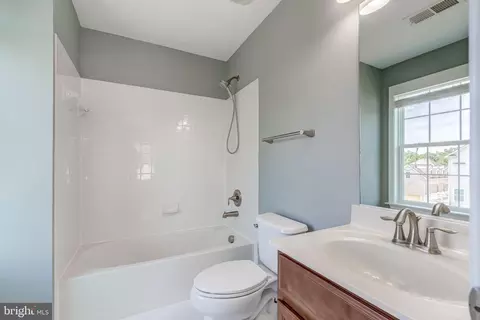Bath - 21899 Knob Hill Pl, Ashburn, VA 20148 photo 3 of 4