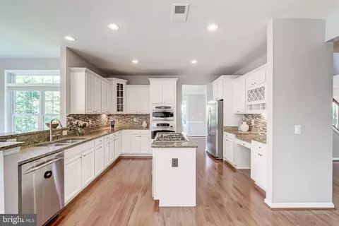 Kitchen - 21899 Knob Hill Pl, Ashburn, VA 20148 photo 2 of 6