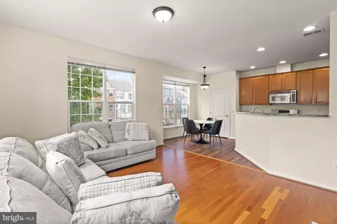 Living - 20144 Prairie Dunes Ter, Ashburn, VA 20147 photo 2 of 6