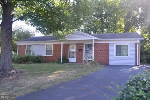 706 S Dogwood Ct, Sterling, VA 20164