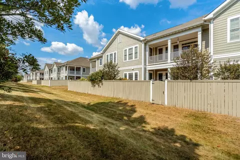 Exterior - 44063 Vaira Ter, Chantilly, VA 20152 photo 8 of 9