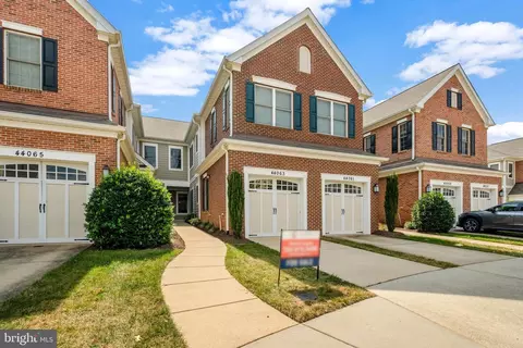 Exterior - 44063 Vaira Ter, Chantilly, VA 20152 photo 2 of 9