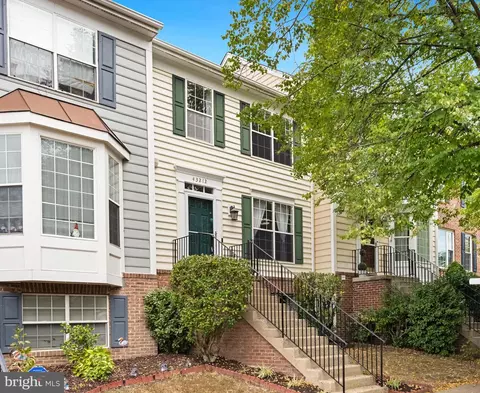 43212 Center St, Chantilly, VA 20152