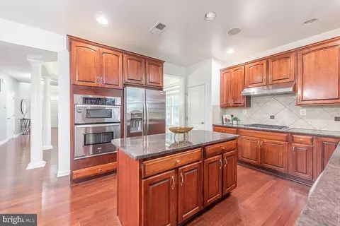 Kitchen - 43308 Barnstead Dr, Ashburn, VA 20148 photo 2 of 5