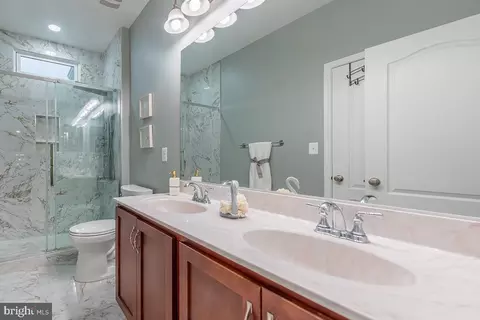 Bath - 43308 Barnstead Dr, Ashburn, VA 20148 photo 5 of 7
