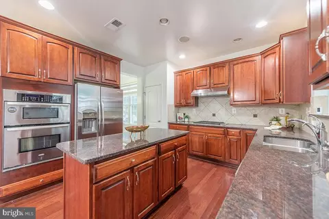 Kitchen - 43308 Barnstead Dr, Ashburn, VA 20148 photo 3 of 5
