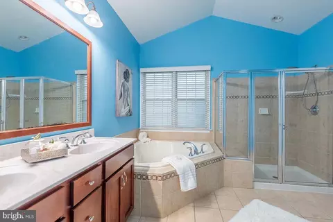 Bath - 43308 Barnstead Dr, Ashburn, VA 20148 photo 2 of 7