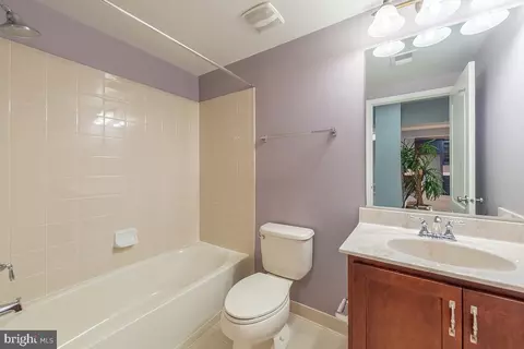 Bath - 43308 Barnstead Dr, Ashburn, VA 20148 photo 7 of 7