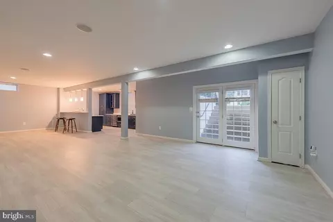 Living - 43308 Barnstead Dr, Ashburn, VA 20148 photo 9 of 9