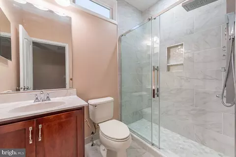 Bath - 43308 Barnstead Dr, Ashburn, VA 20148 photo 6 of 7