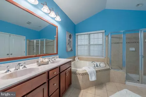 Bath - 43308 Barnstead Dr, Ashburn, VA 20148 photo 4 of 7