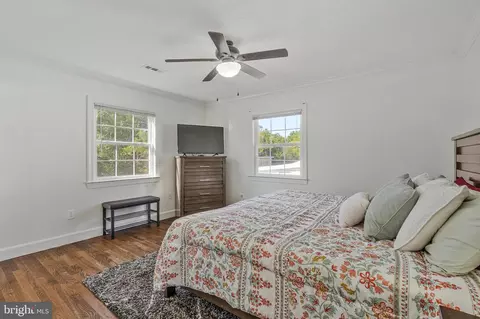Bedroom - 400 E Poplar Rd, Sterling, VA 20164 photo 3 of 6