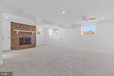 Living - 400 E Poplar Rd, Sterling, VA 20164 photo 2 of 4