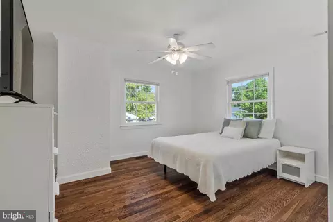 Bedroom - 400 E Poplar Rd, Sterling, VA 20164 photo 4 of 6