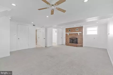 Living - 400 E Poplar Rd, Sterling, VA 20164 photo 3 of 4