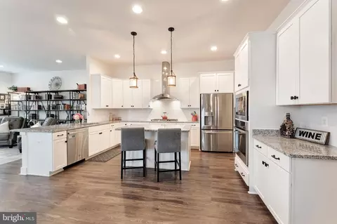 Kitchen - 42788 Macbeth Ter, Ashburn, VA 20148 photo 1 of 2