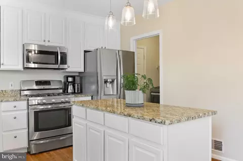 Kitchen - 21563 Awbrey Pl, Broadlands, VA 20148 photo 4 of 6