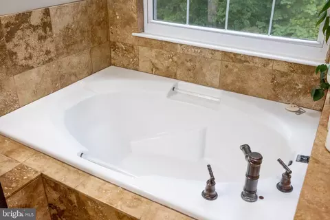 Bath - 47587 Comer Sq, Sterling, VA 20165 photo 2 of 9